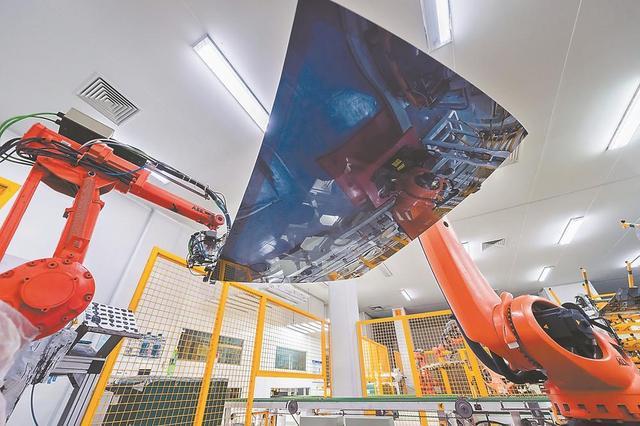 福耀汽车玻璃智能工厂通过在各层面搭建数字化通道,实现定制化产品